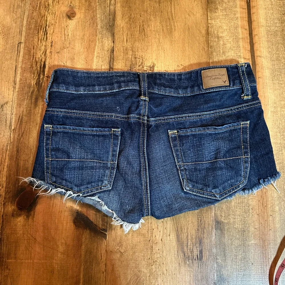 American Eagle Women’s short shorts AE denim, size 0. Dark low waist - Picture 4 of 5